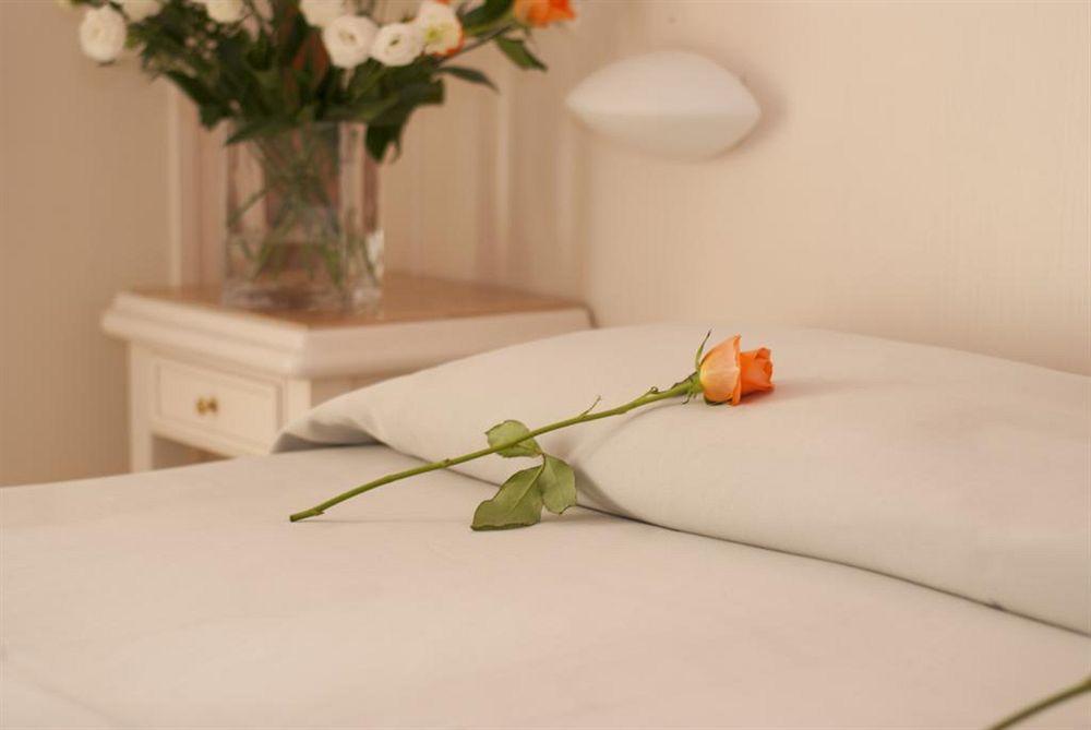 Hotel Ambra Милано Мартима Екстериор снимка