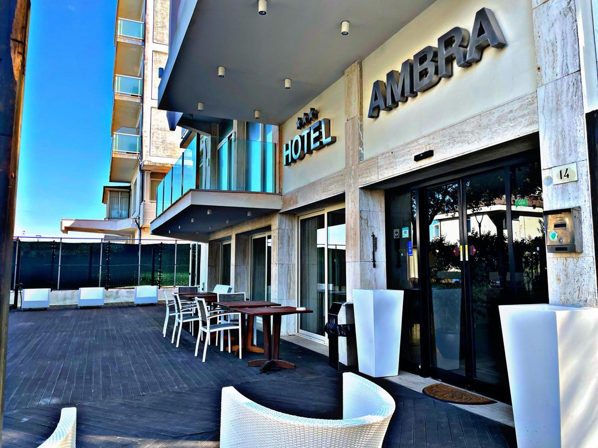 Hotel Ambra Милано Мартима Екстериор снимка