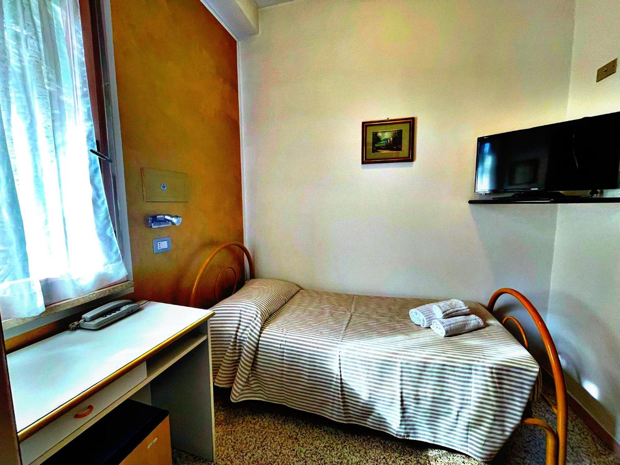 Hotel Ambra Милано Мартима Екстериор снимка