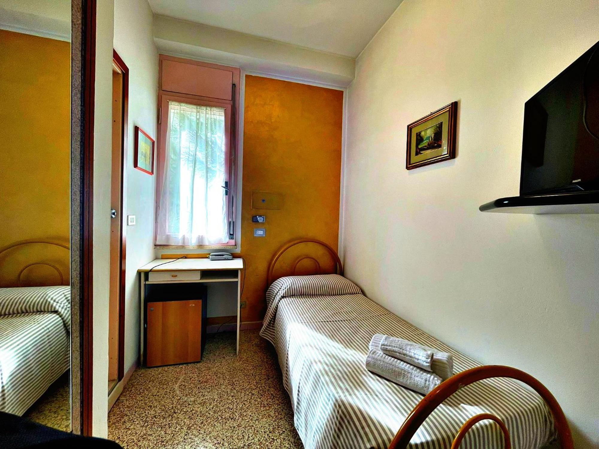 Hotel Ambra Милано Мартима Екстериор снимка