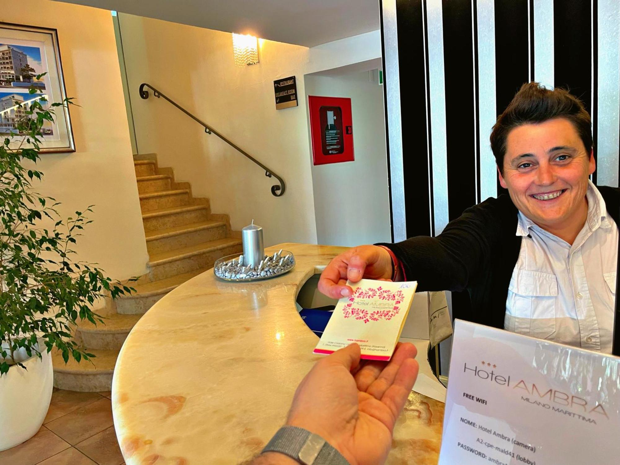 Hotel Ambra Милано Мартима Екстериор снимка