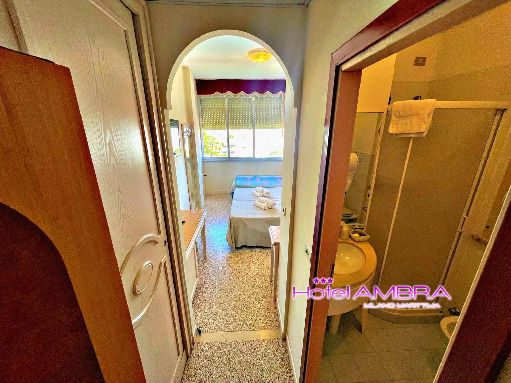 Hotel Ambra Милано Мартима Екстериор снимка