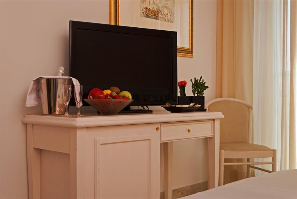 Hotel Ambra Милано Мартима Екстериор снимка